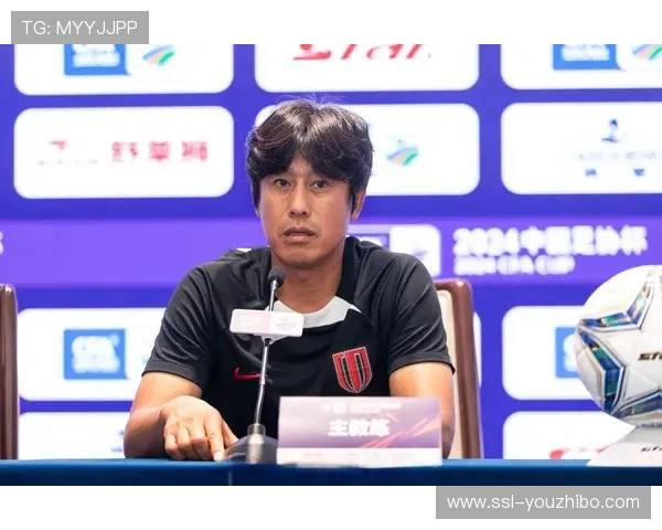 成都蓉城主教练徐正源与教练组成员庆祝进球