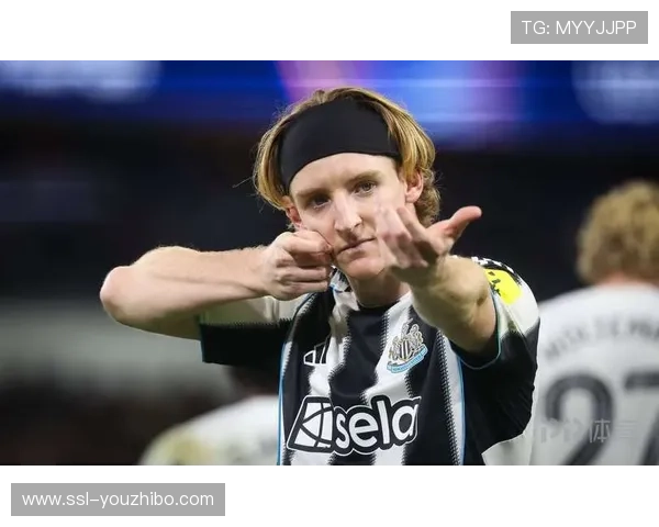 戈登完成大四喜后与队友相拥庆祝，创纽卡队史欧冠射手王纪录