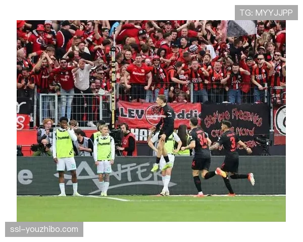 现场：勒沃库森主场涌入超过三万名球迷庆祝准冠军